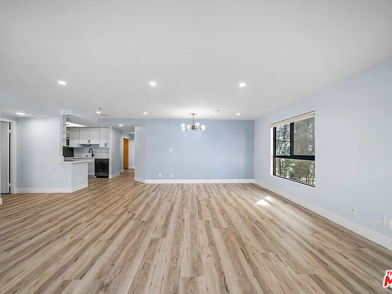727 S Ardmore Ave #108 — Photo 3