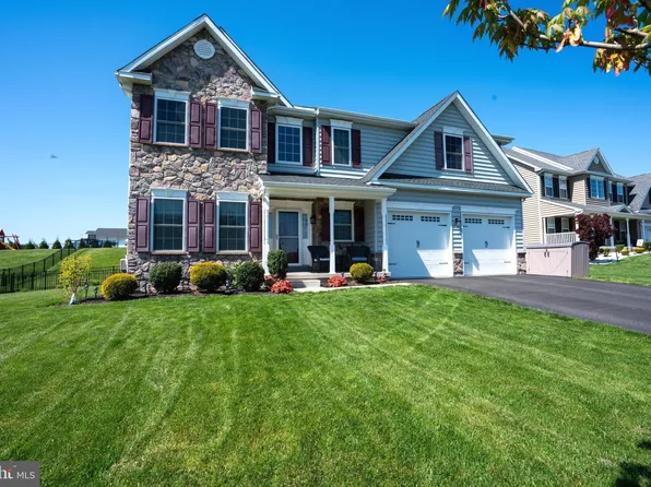 420 Green Meadow Dr, Douglassville, PA 19518