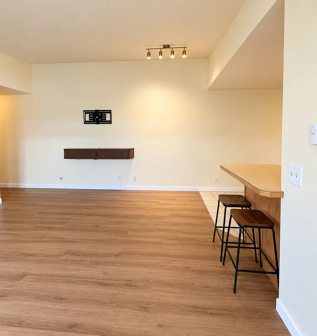 2 bed, 2.0 bath, 960 sqft, $2,100 — Photo 2