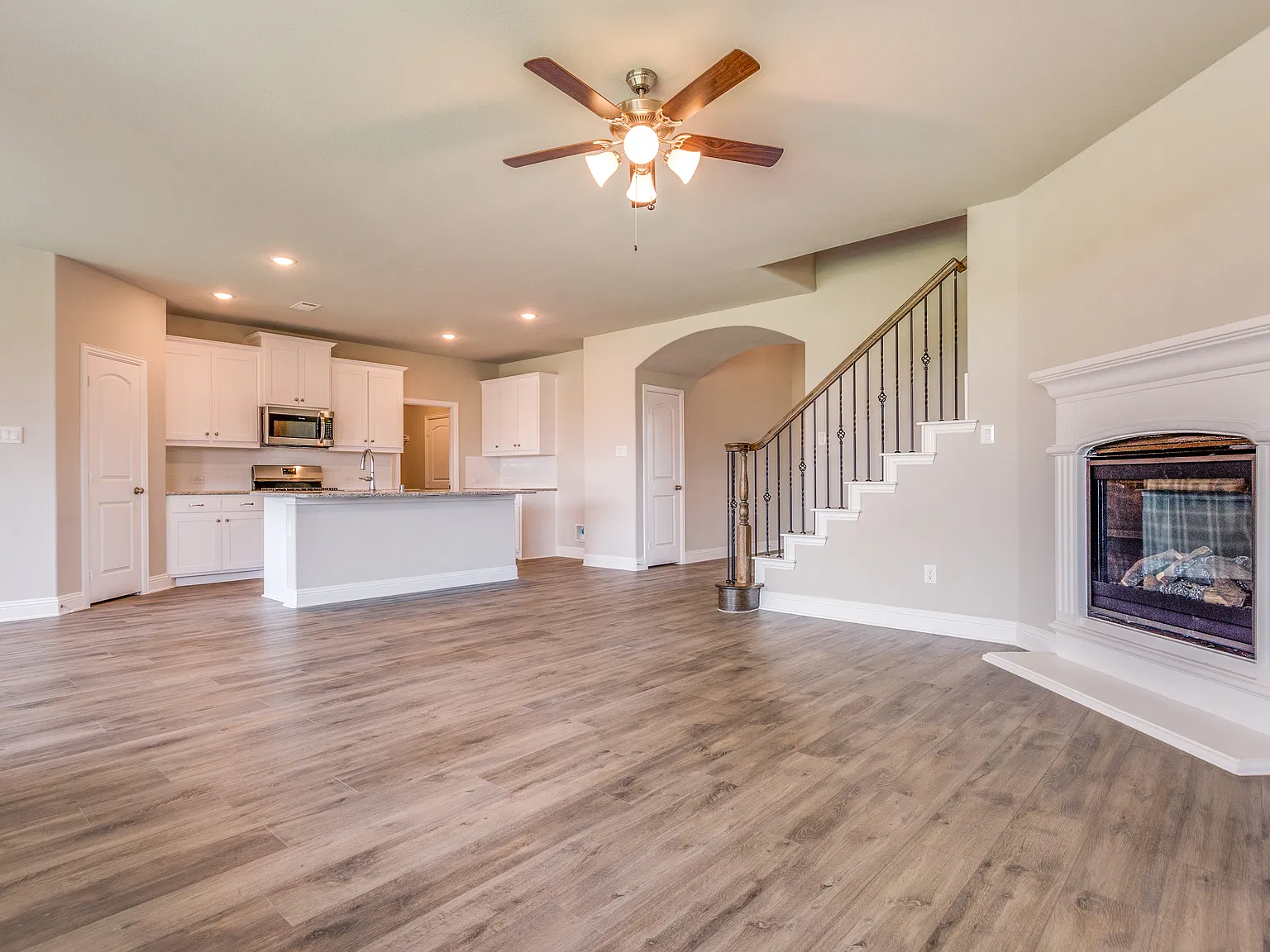 4 bed, 3.5 bath, 2576 sqft, $2,750 — Photo 3