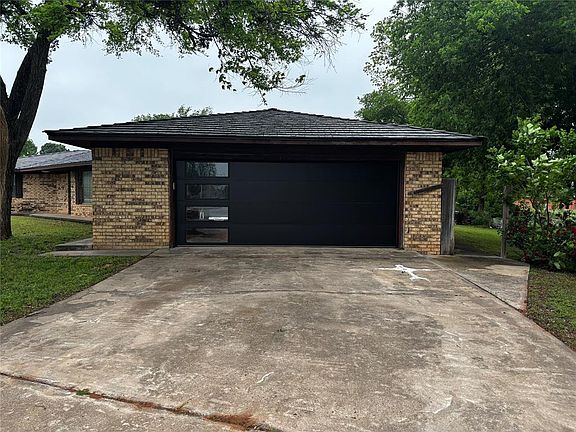 3rd image of 702 Valley View Dr