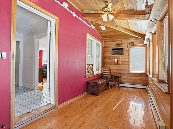 4th image of 407 Reading St