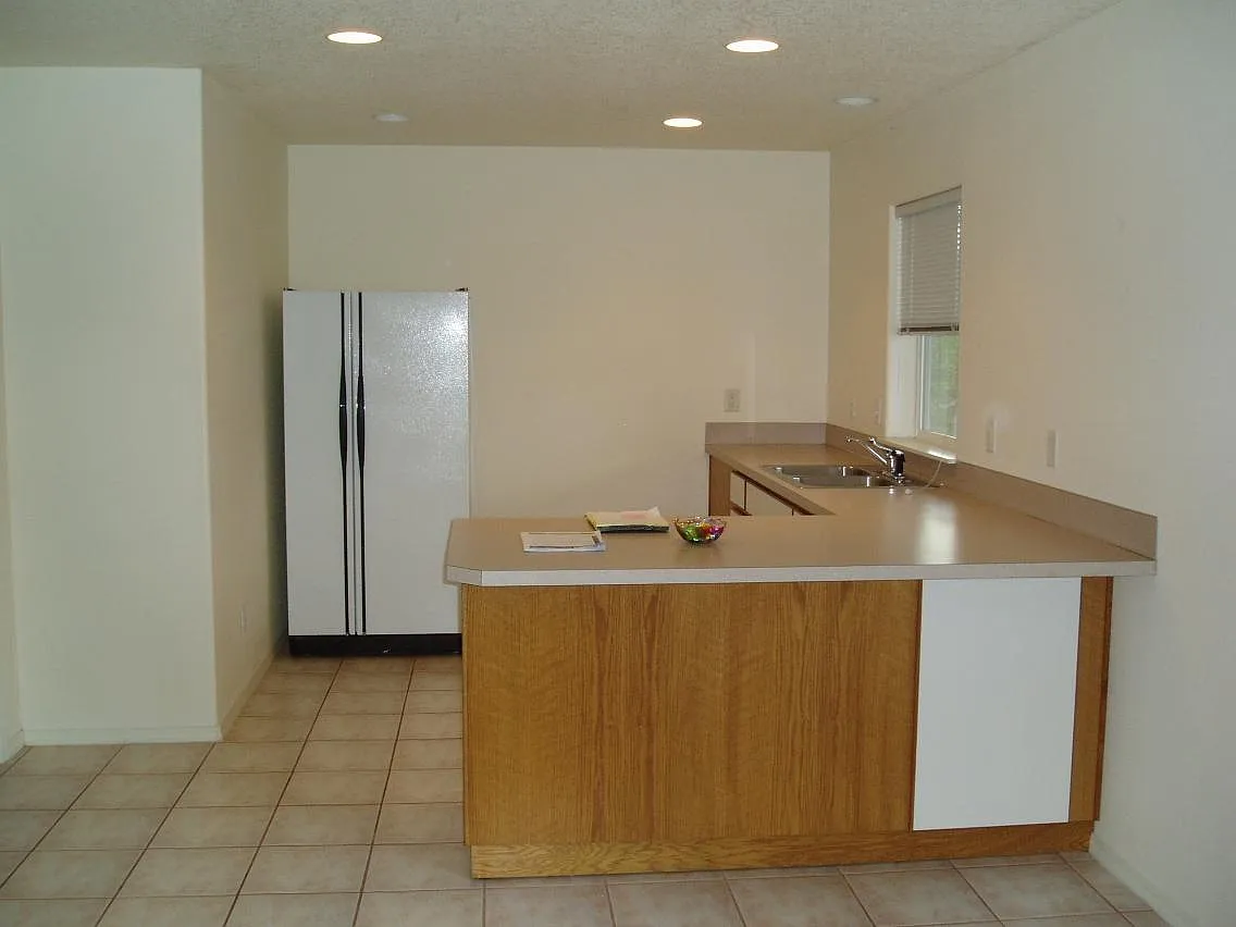 5 bed, 2217 sqft, $3,300 — Photo 3