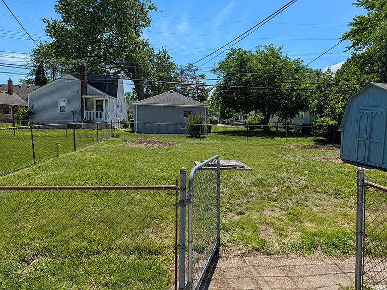21712 Lakeview St — Photo 5