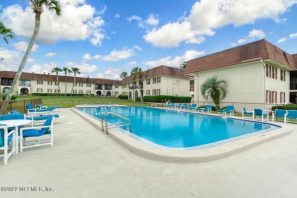 2 bed, 2.0 bath, 992 sqft, $1,200 — Photo 2