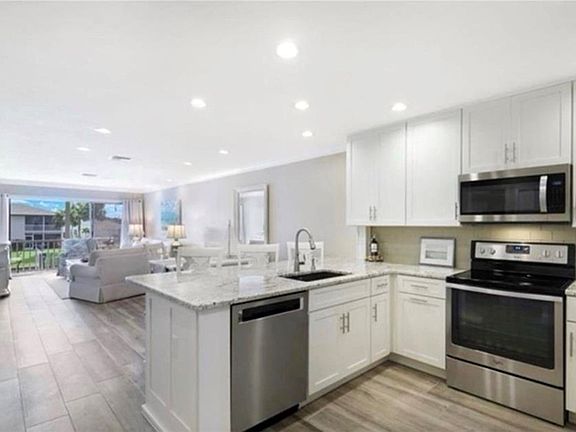 5th image of 4541 SE 5th Pl APT 207