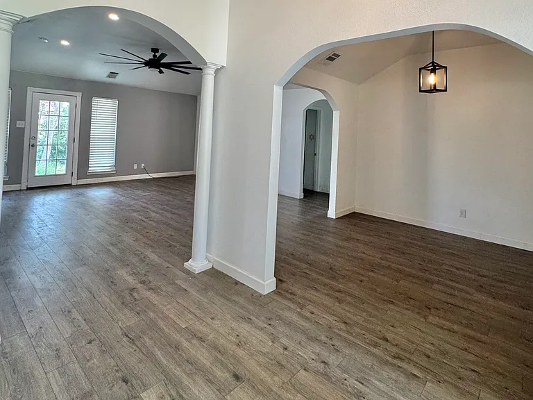 14410 Mangold Ln — Photo 4