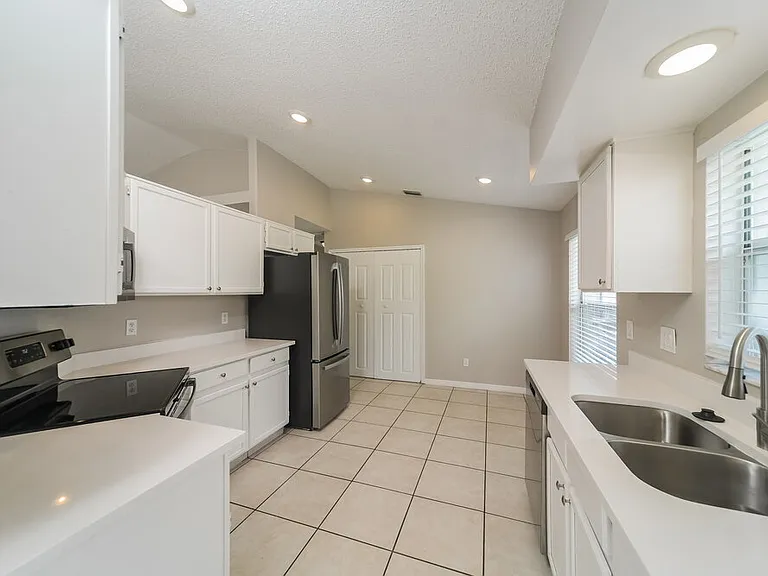 3235 Brewster Dr — Photo 9