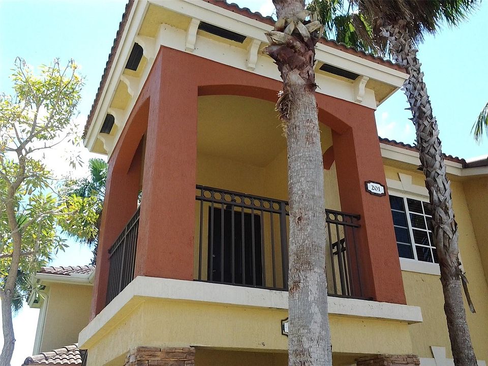 1st image of 995 NE 34th Ave #2011