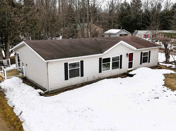 9410 Pickerel Lake Rd, Petoskey, MI 49770