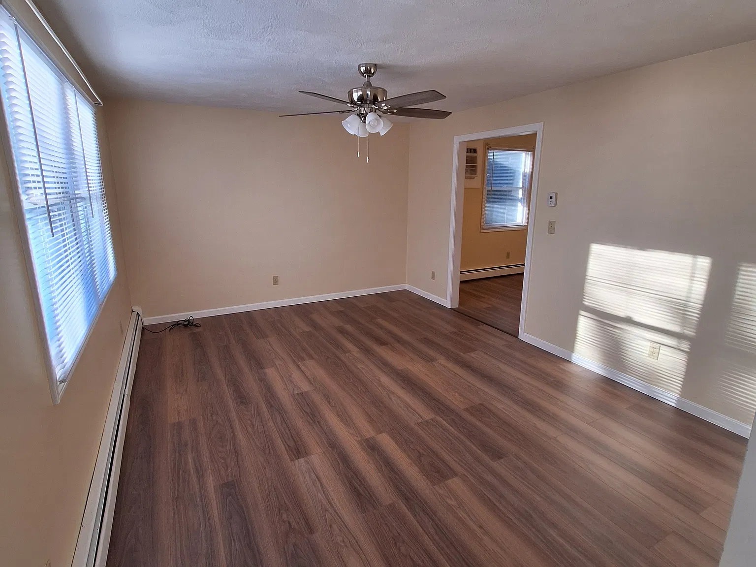 3 bed, 1250 sqft, $2,400 — Photo 4