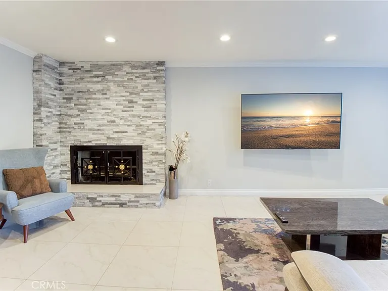 7796 Skyhill Dr — Photo 3