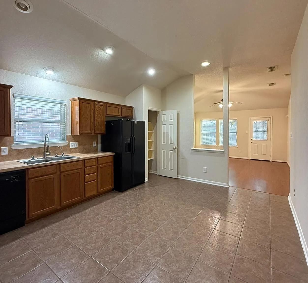 3 bed, 2.0 bath, 1492 sqft, $2,100 — Photo 4