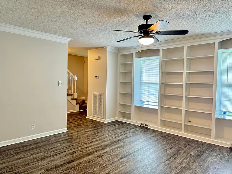 1349 Jenny Ln — Photo 3