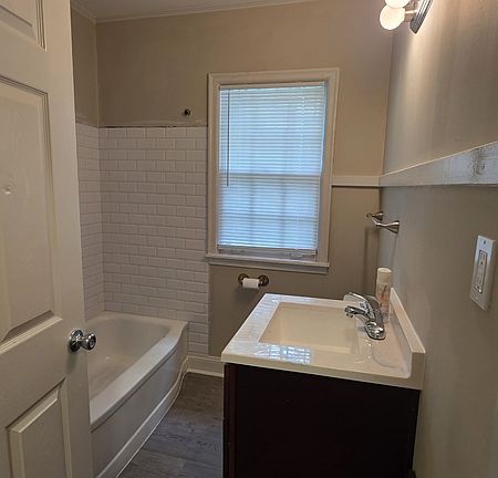 5th image of 3811 Vernon Ave