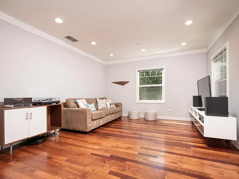 2667 San Carlos Ave — Photo 8