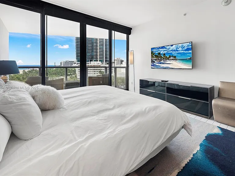 2201 Collins Ave #814 — Photo 16