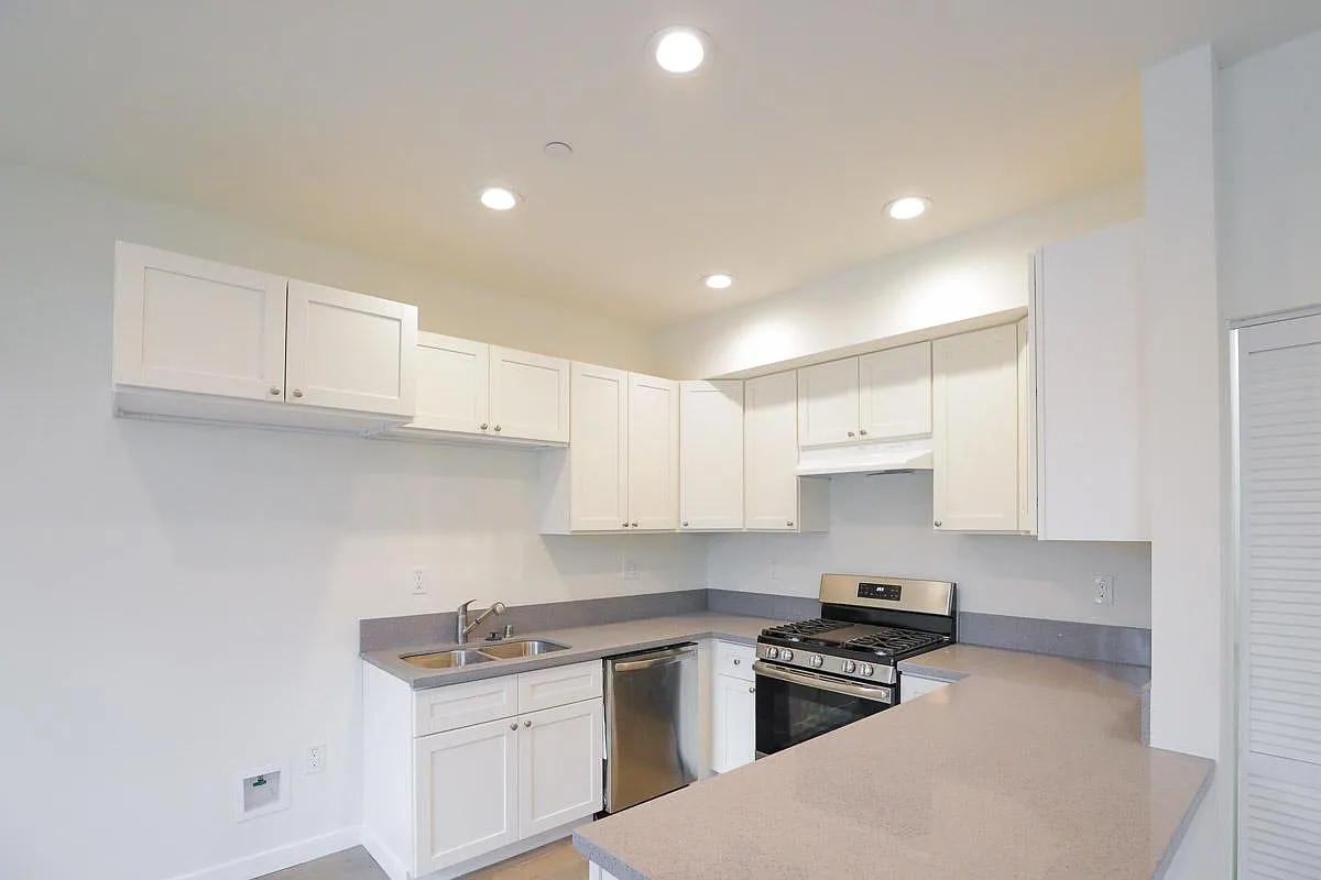 2820 2822 South Cloverdale Ave — Photo 3
