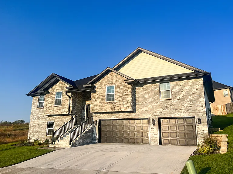 855 S Eastridge — Photo 1