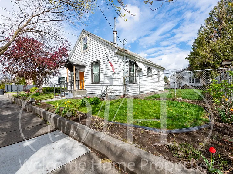 132 Malcolm St — Photo 17
