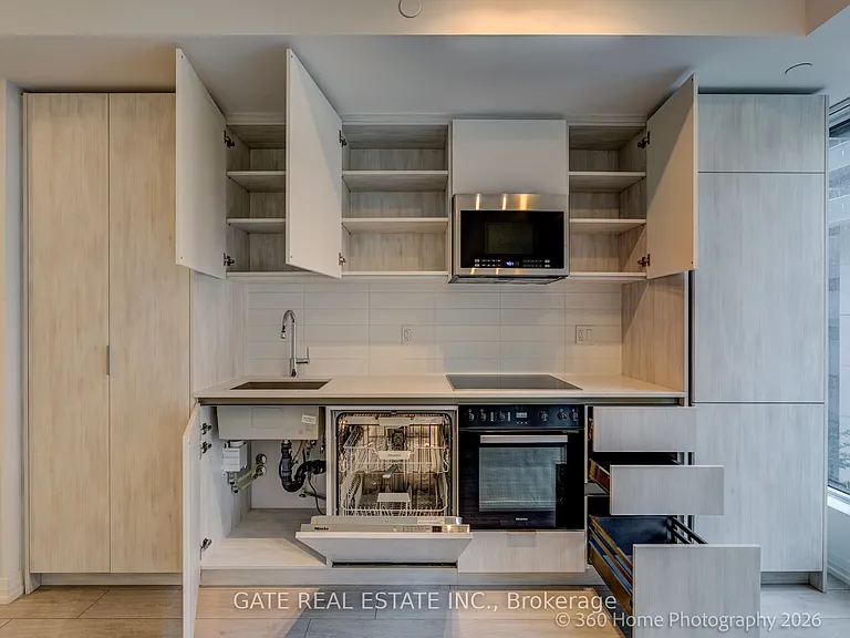 400 King St W #502 — Photo 5