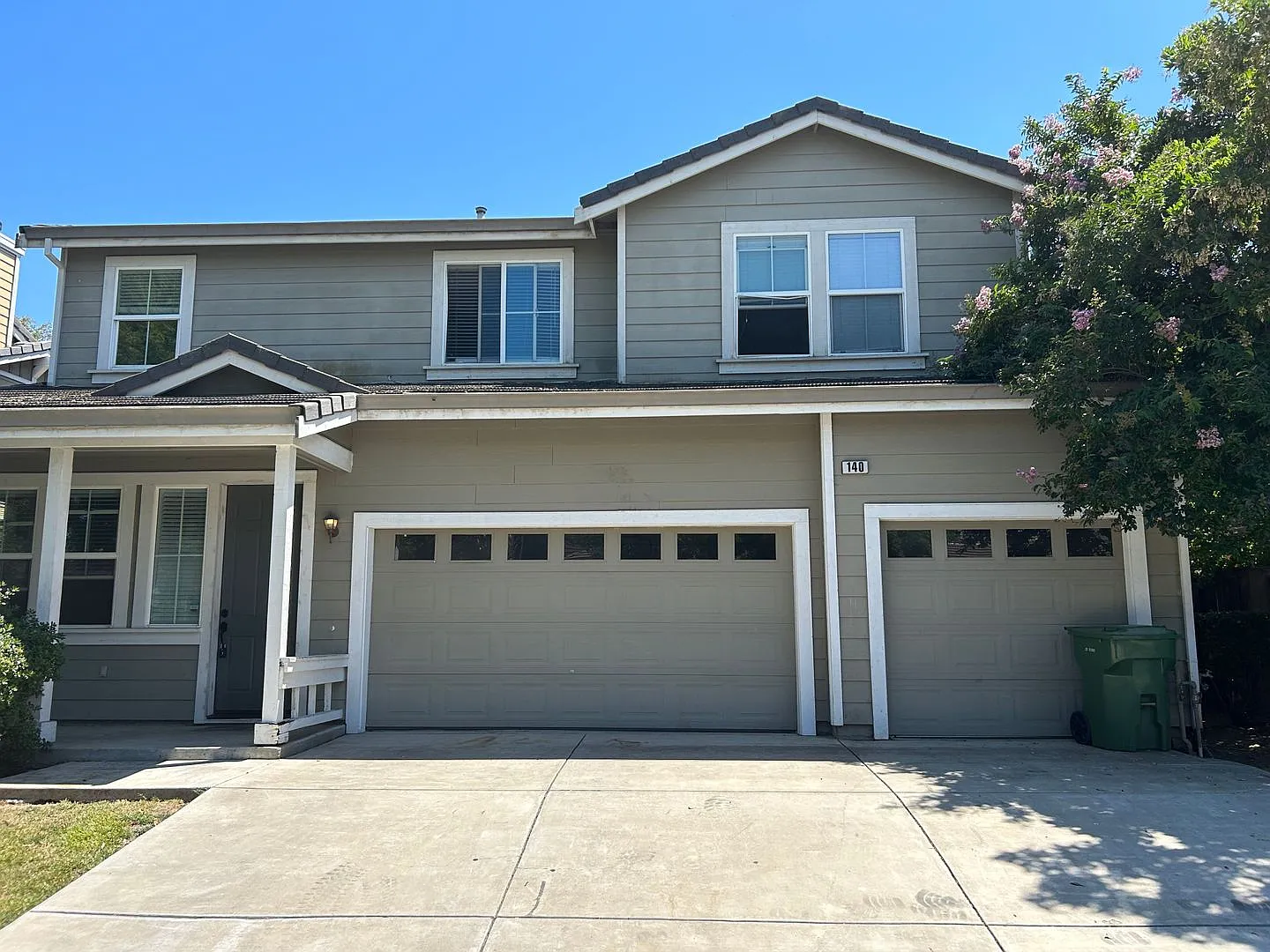 Beautiful 5 Bedroom 3 Bath Brentwood Home — Photo 1