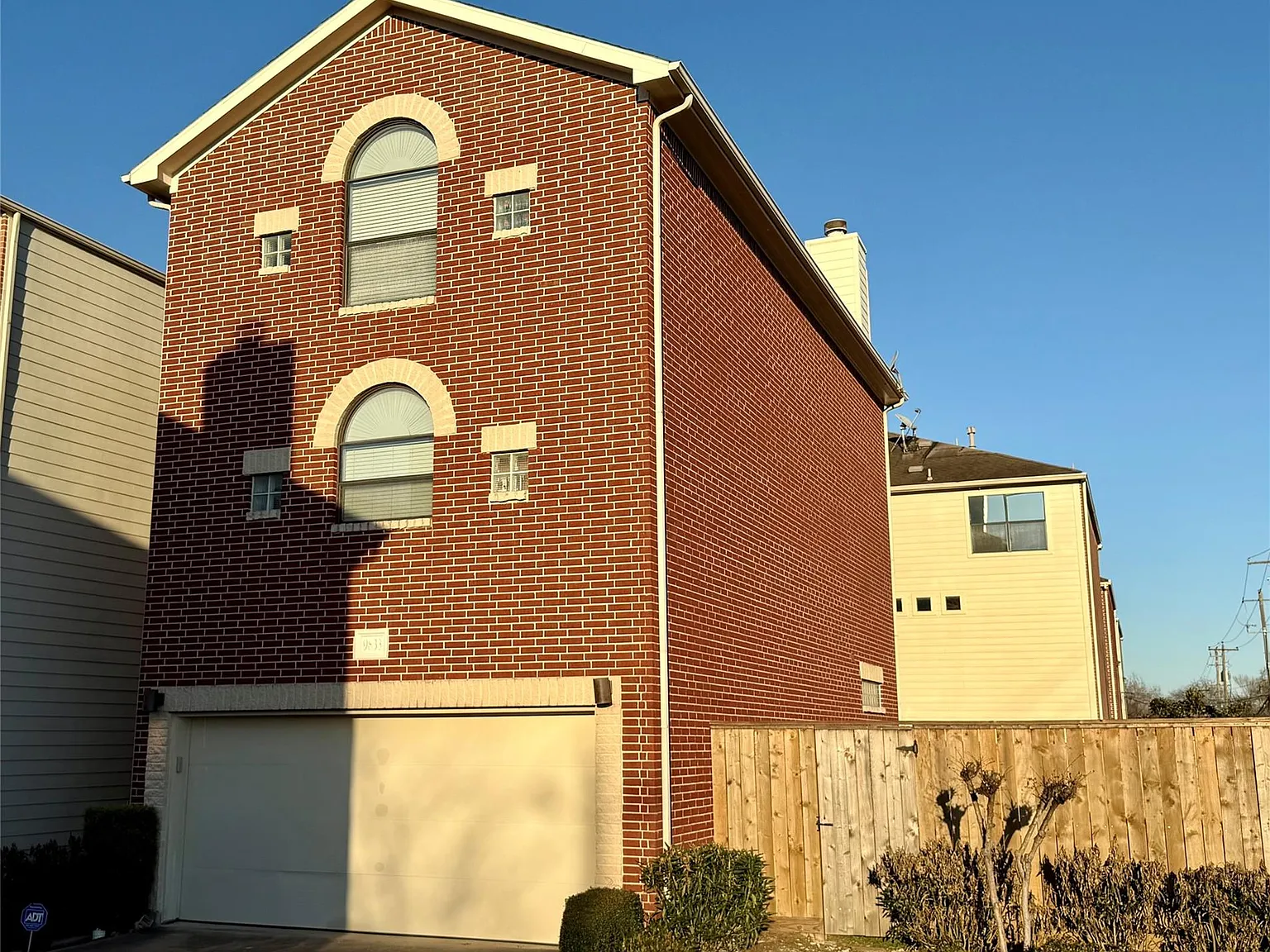 3 bed, 2.5 bath, 2270 sqft, $2,400 — Photo 1