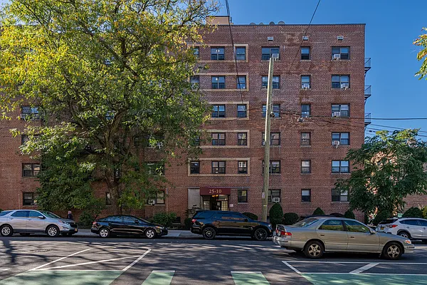 Sold by Bizzarro Agency | media 13