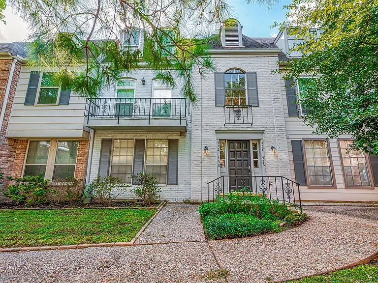 432 N Post Oak Ln — Photo 1