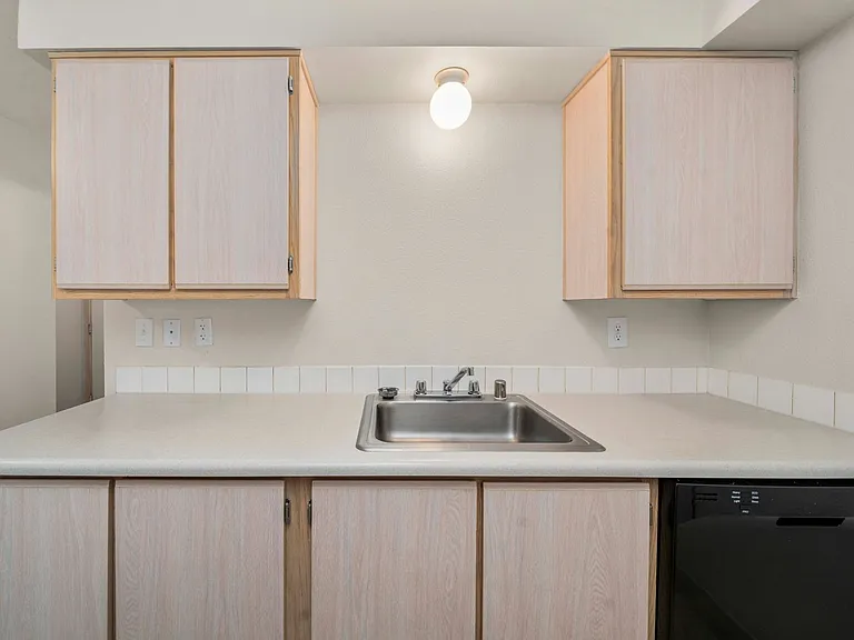The Summit Apartments — Photo 20