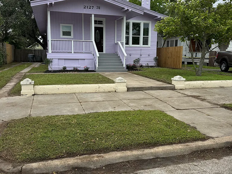 2 blocks from the beach. .08 mile to the Strand. Pleasure pier within walking distance