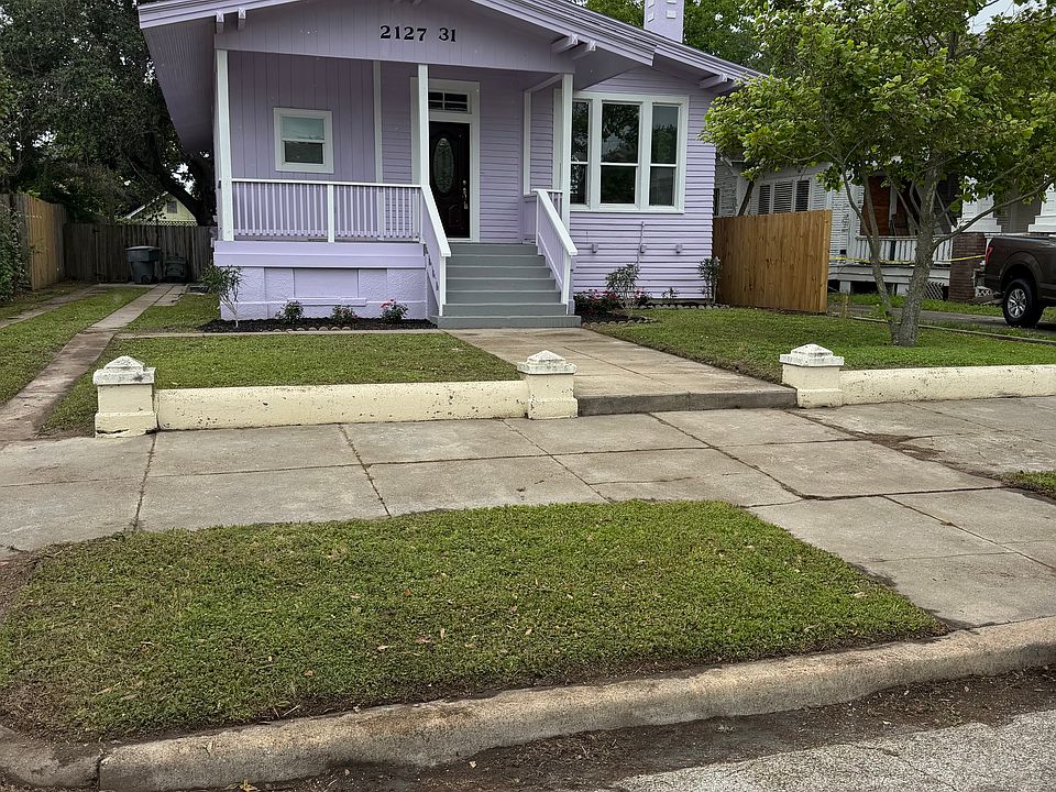 2 blocks from the beach. .08 mile to the Strand. Pleasure pier within walking distance