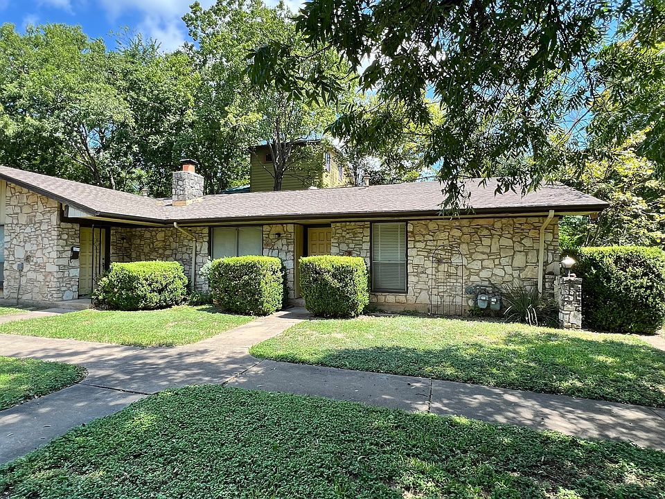 Beautiful duplex apartment conveniently located near 45th
and Red River!