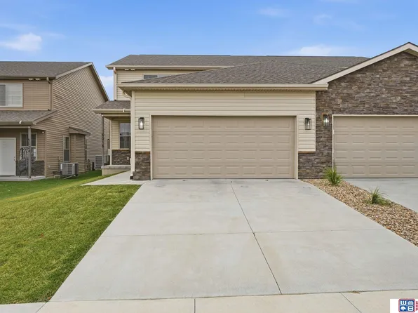 5018 W Hillsboro Dr, Lincoln, NE 68528