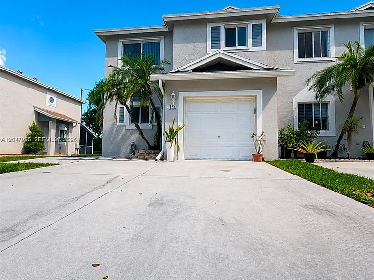 1428 SW 47th Ave — Photo 1