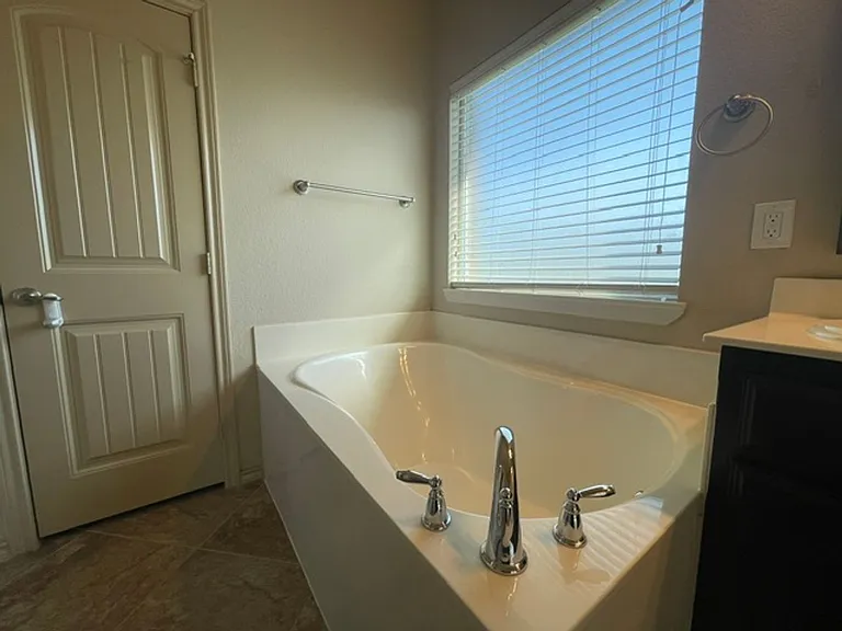 4605 Hidden Meadows Trl — Photo 17