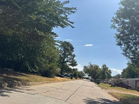 4th image of 504 E Rose Dr