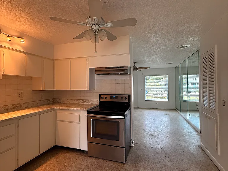904 Seneca St — Photo 4