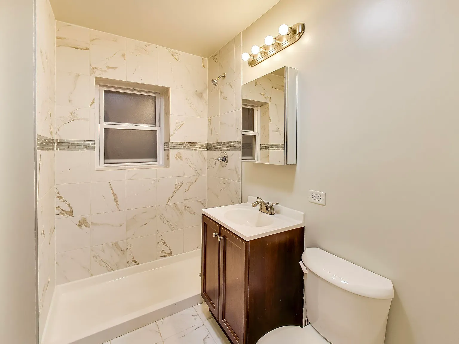 2 bed, 870 sqft, $2,400 — Photo 3