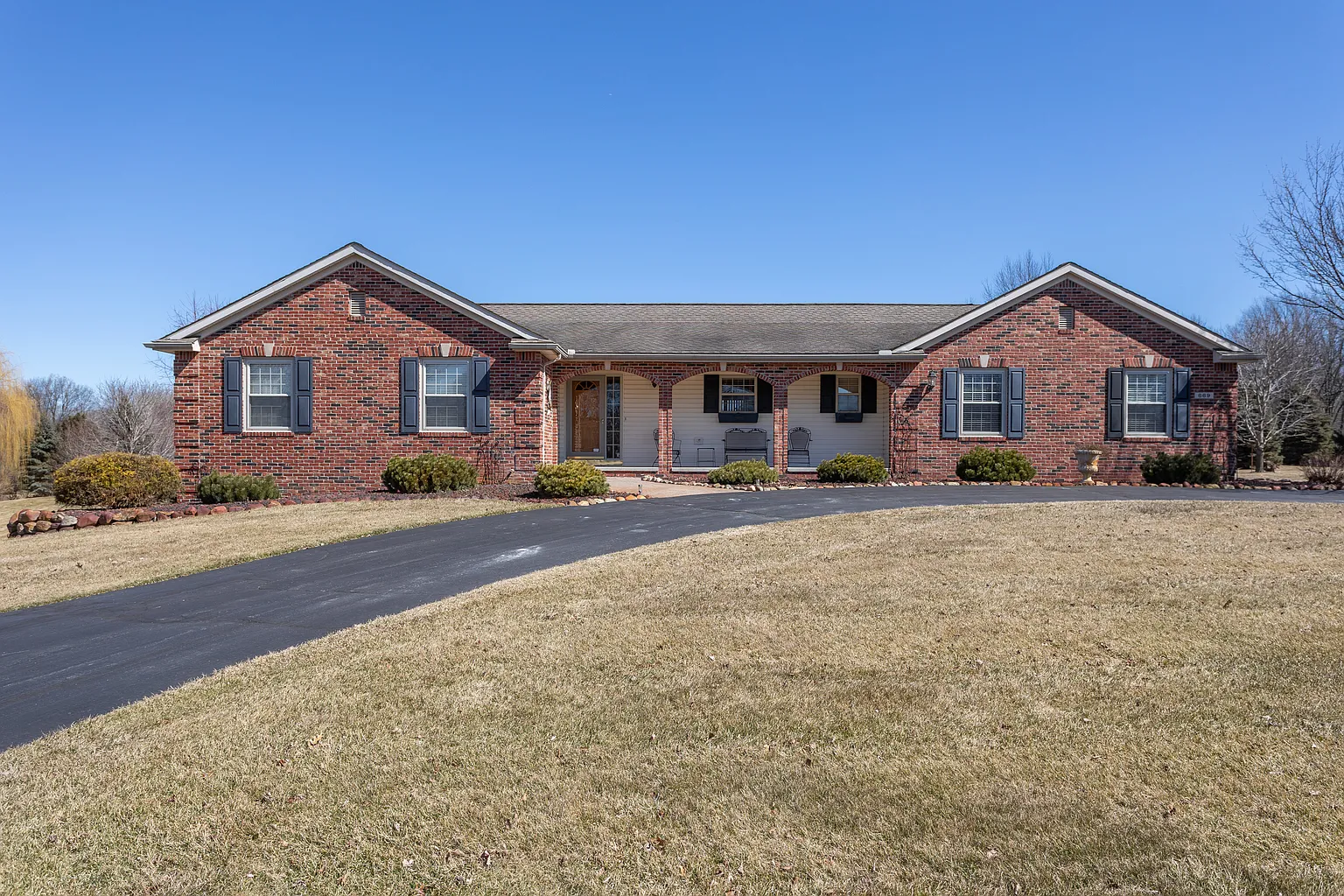 669 Prince Edward Dr photo 1