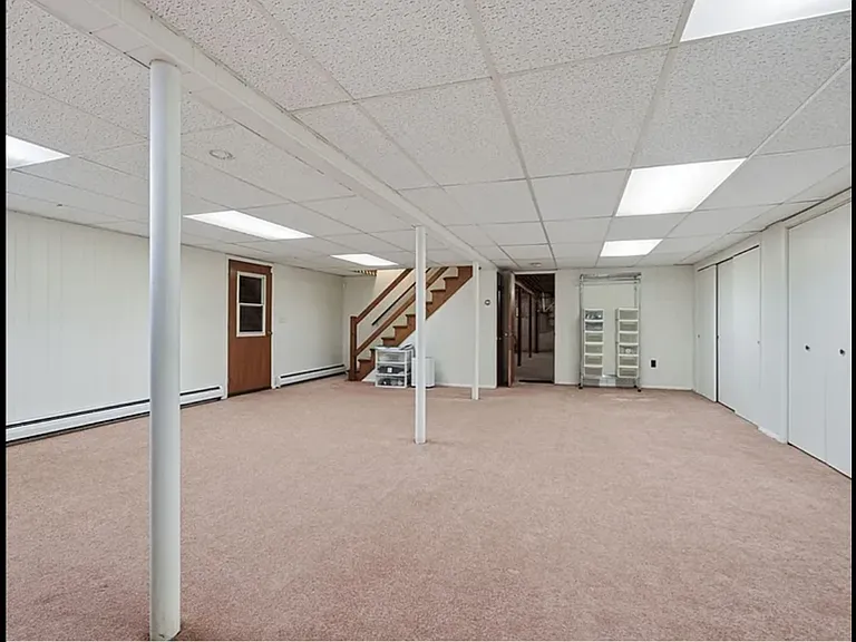 73 N Maple St — Photo 19
