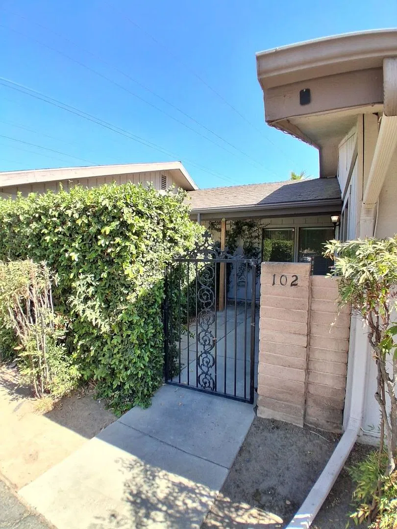 4593 N Emerson Ave — Photo 2