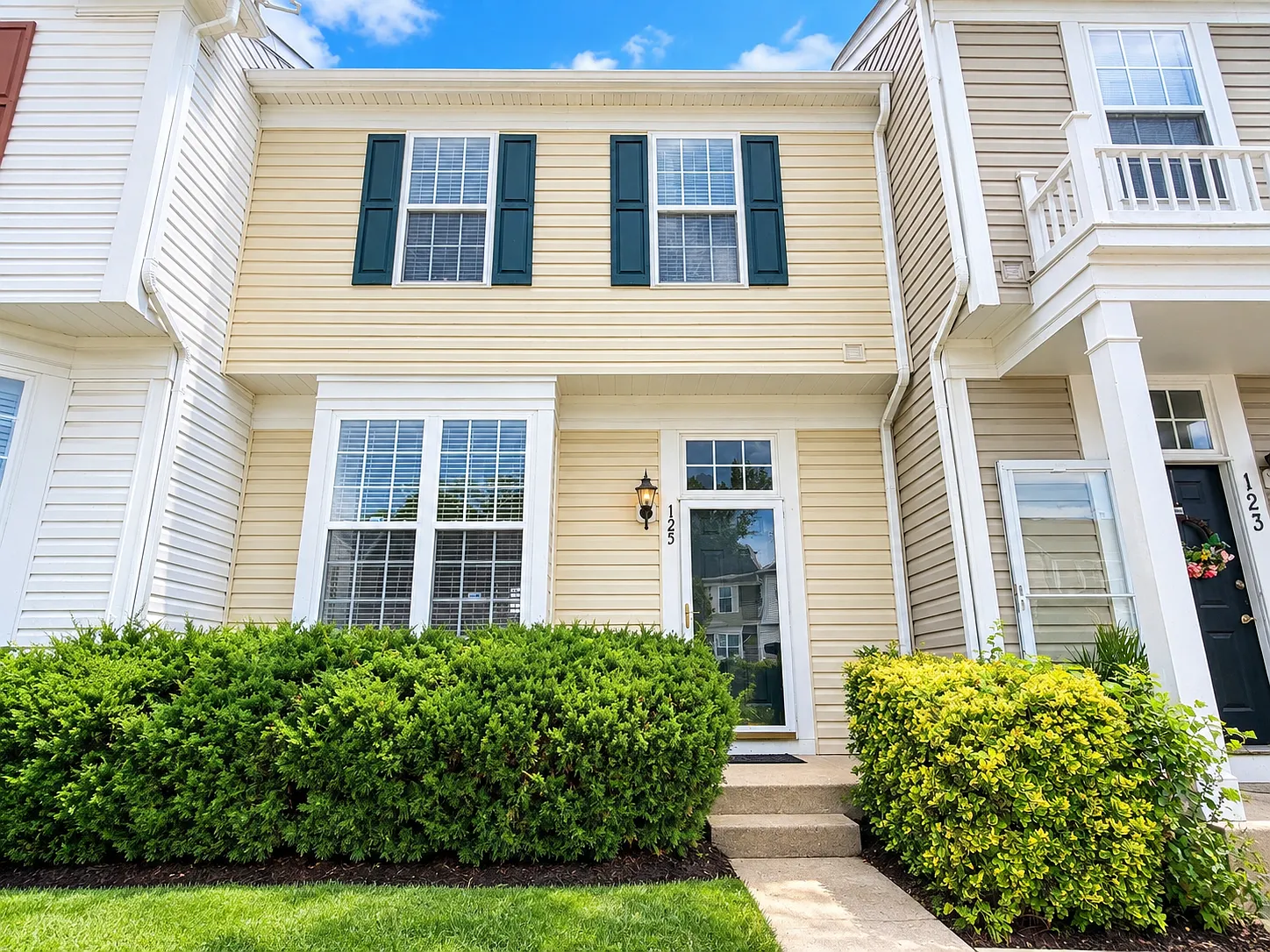 Beautifully Maintained 3-Bedroom Townhouse — Photo 1