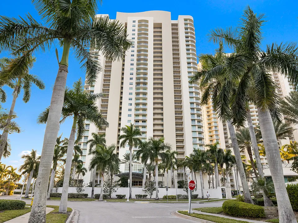 3000 Oasis Grand Blvd #1005