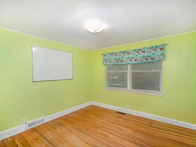 409 Edgewood Ct — Photo 13