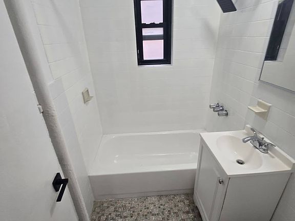 4th image of 109 Belgrove Dr APT 3A