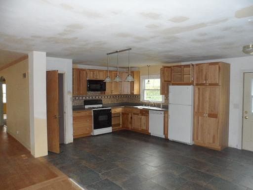 2nd image of 281 Woodbridge St