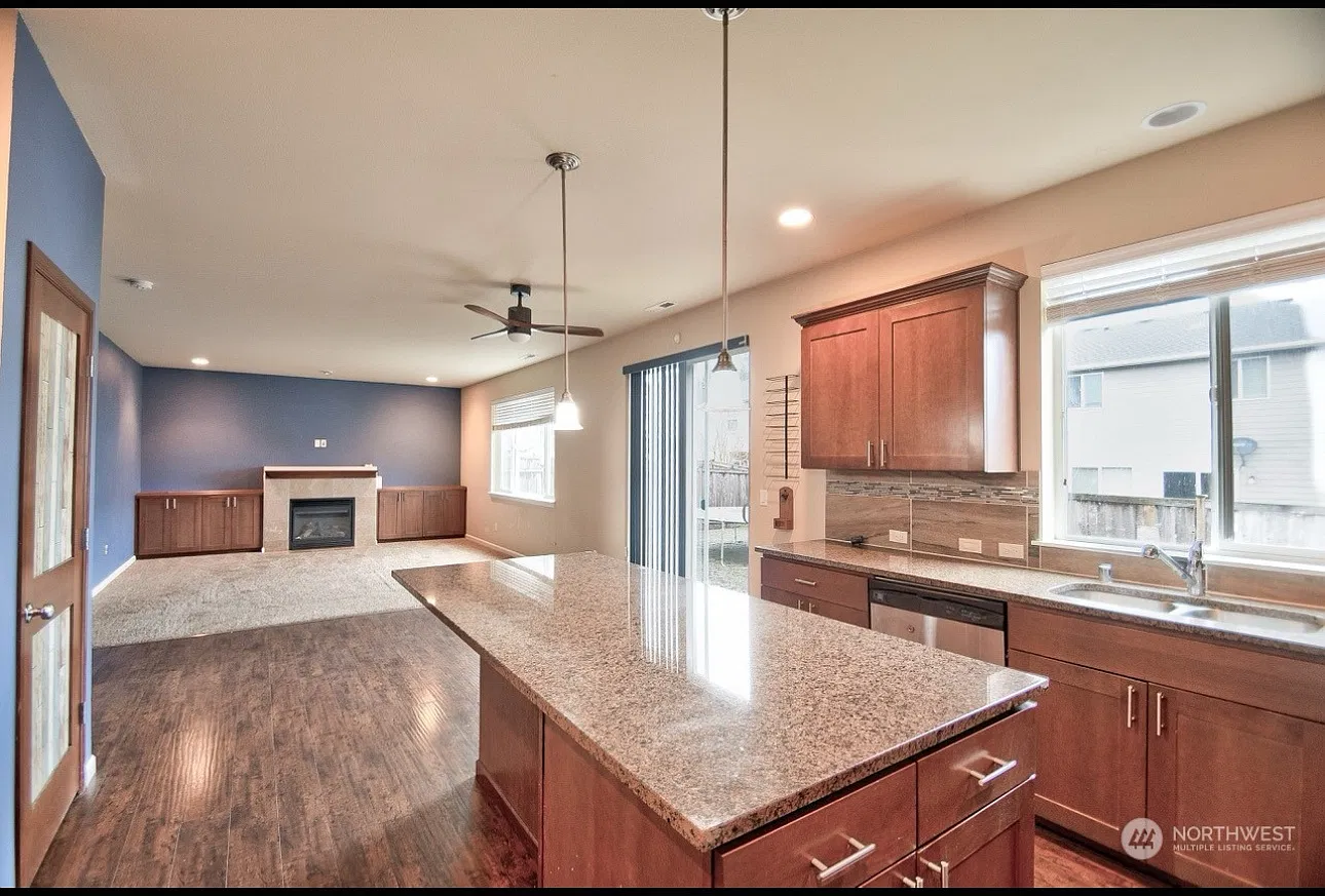 4 bed, 2.5 bath, 2606 sqft, $2,800 — Photo 2