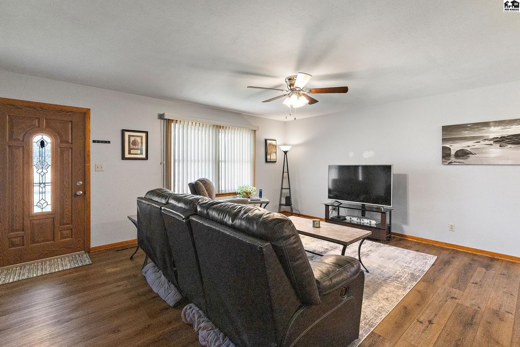 1302 E 13th Ave, Hutchinson, KS - View 6