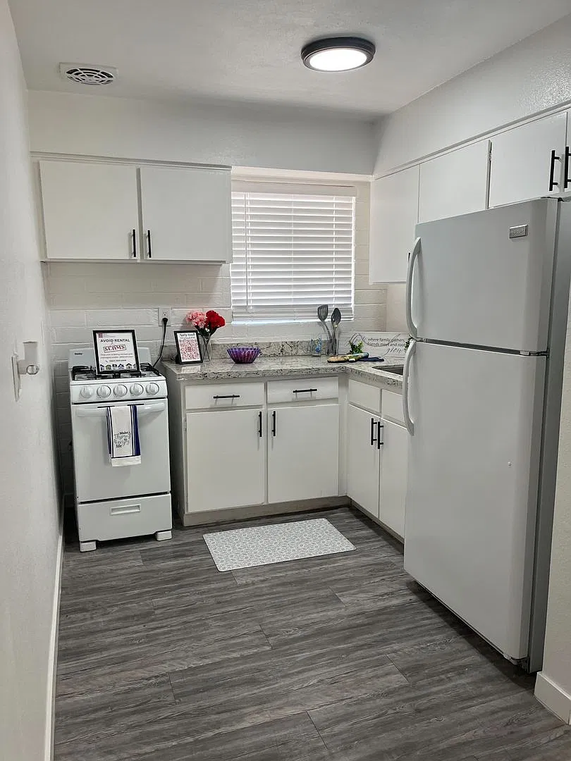 1433 S. Kenneth Place — Photo 4